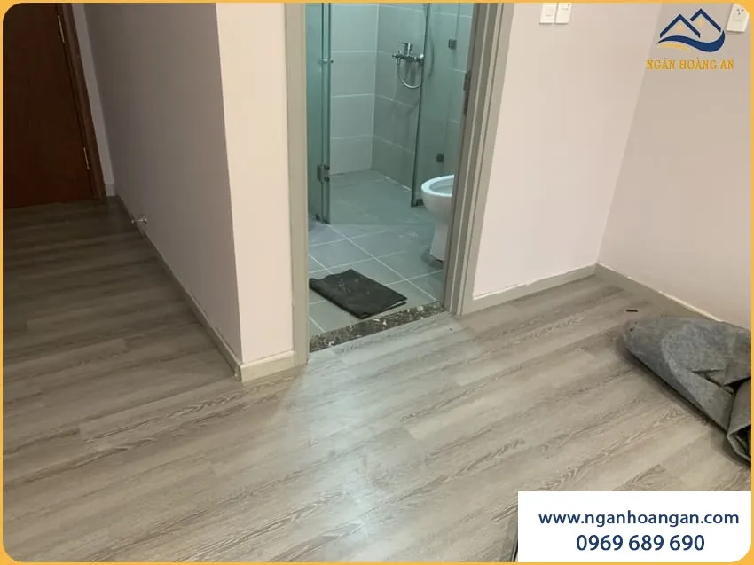 Căn Hộ Sạch Sẽ Với Sàn Nhựa Dán Keo Vân Gỗ